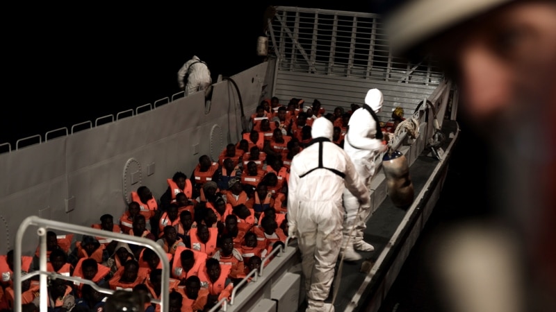 Макрон ја критикува Италија за неприфаќањето спасени мигранти