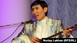 Еркебұлан Қайназаров, айтыскер ақын. Алматы, 8 мамыр 2013 жыл. 