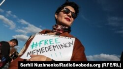 Тамила Ташева на акции в поддержку гражданского журналиста из Крыма Наримана Мемедеминова на Майдане Независимости. Киев, октябрь 2019 года