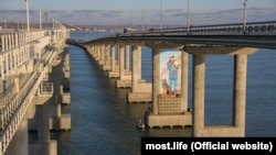  Така наподобяват опорите на Керченския мост. 