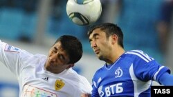 "Anji" yarim himoyachisi Oldil Ahmedov (chapda) "Dinamo" hujumchisi Aleksandr Samedov bilan to'p uchun kurashmoqda.