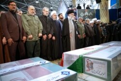 Аятолла Әли Хаменеи генерал Касем Сүлейманиге бағыштап құран оқып тұр. Тегеран, 6 қаңтар 2020 жыл.