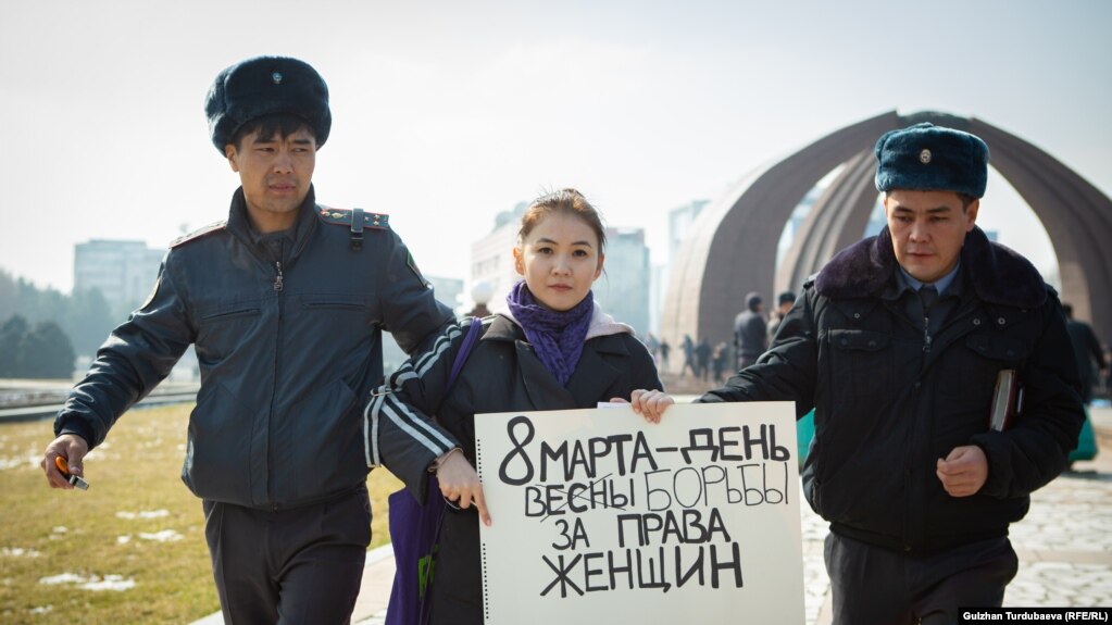 8-марттагы акциядан кармалгандардын бири.