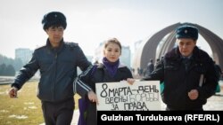 Ayollar marshi qatnashchisi qo‘lga olinmoqda, 8 mart, 2020, Bishkek