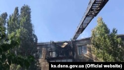 Вдень 5 липня Державна служба з надзвичайних ситуацій повідомила про пожежу на даху п’ятиповерхового будинку в Новій Каховці
