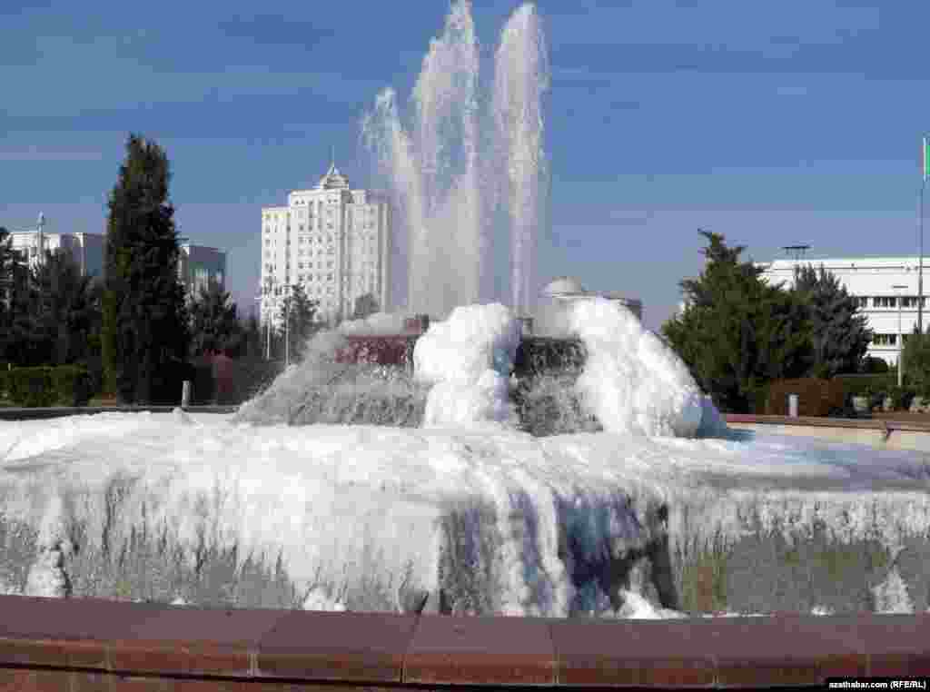 Так выглядит в холода фонтан на улице туркменской столицы.