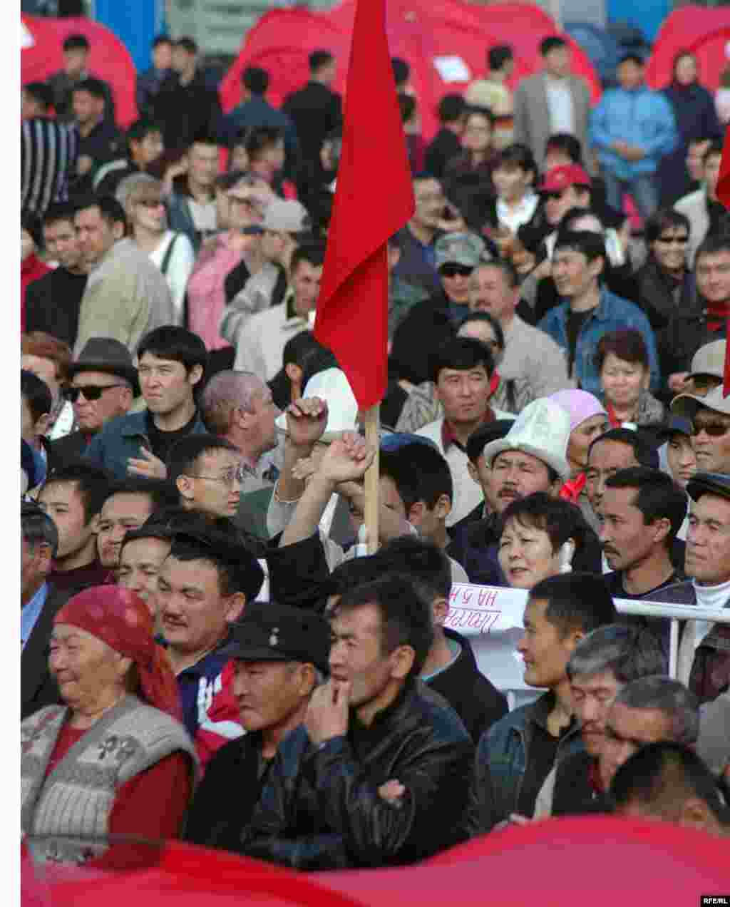 Demonstrators in Bishkek on November 6 (RFE/RL) - Economic growth in Kyrgyzstan was just 1.4 percent in 2005 and development was hampered by political instability and corruption.