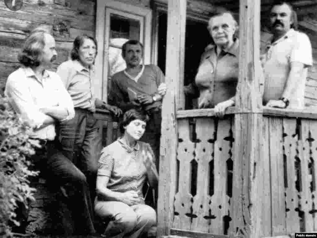 Зь сябрамі на ганку зэльвенскай хаты: Аляксей Марачкін, Яўген Кулік, Пётра Сьвентахоўскі, Ларыса Геніюш, Уладзімер Басалыга; сядзіць — Ірына Марачкіна. 1981 г.