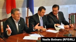 Mihai Ghimpu, Vlad Filat şi Marian Lupu, semnând acordul AIE-2, 30 decembrie 2010