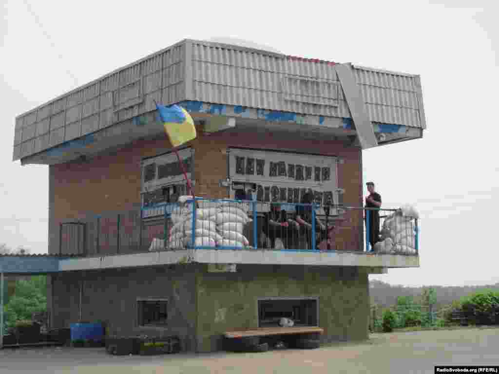 Силовики укріпили будівлю поста ДАІ на трасі Ізюм - Слов'янськ, 10 червня 2014 року