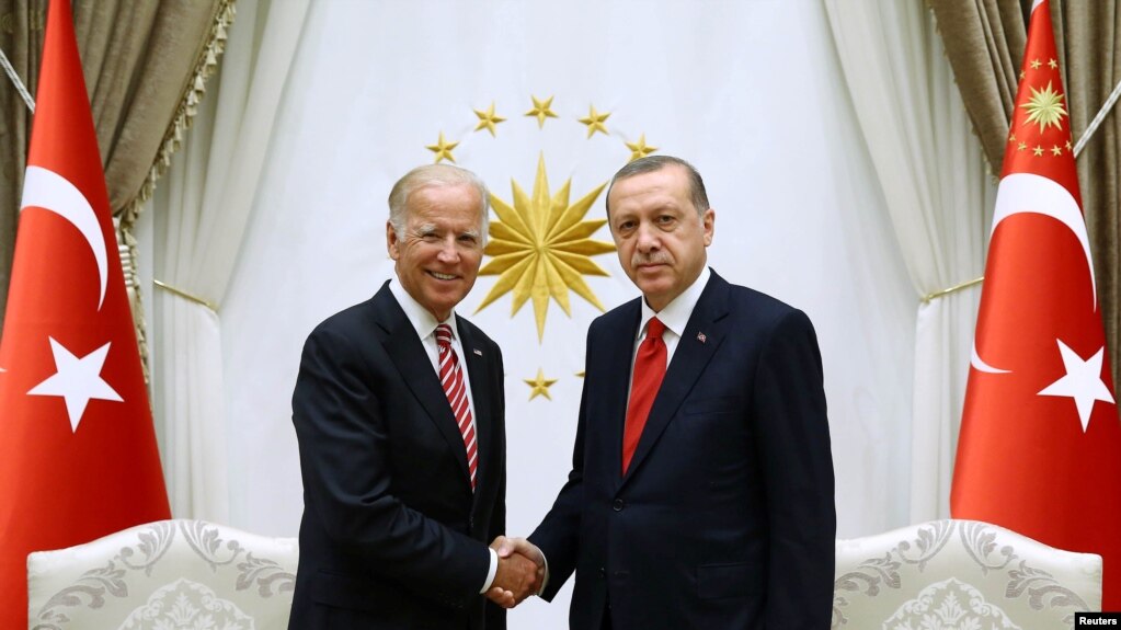 Президент США Джо Байден (слева) и президент Турции Реджеп Тайип Эрдоган