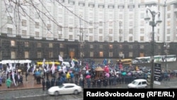 Билік шешіміне наразылар үкімет үйінің алдына келді. Киев, Украина, 25 қараша 2013 жыл.