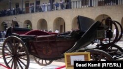 جانب من معرض عن مقتنيات العهد الملكي العراقي أقيم في باحة "المركز الثقافي البغدادي"