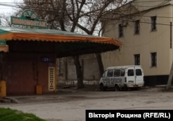 Автівка з написом «Чечня – Дагестан» неподалік бази окупантів. Квітень 2022 року