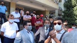 Собравшиеся у здания акимата Талгарского района предприниматели, которые требуют открыть центральный рынок. Талгар, 7 августа 2020 года.