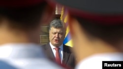 Президент Украины Петр Порошенко выступает перед молодыми офицерами