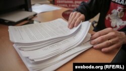 Зьміцер Дашкевіч перадаў у Міністэрства адукацыі 2188 подпісаў за навучаньне па-беларуску