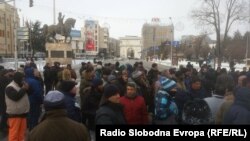 Синдикалци протестираат пред Собранието на Република Македонија, против одлуките на разрешениот претседател на ССМ, Живко Митревски. 