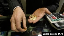افزایش شدید قیمت دلار و سکه طلا در روزهای گذشته موجی از اعتراض‌های خیابانی بازاریان تهران را به دنبال داشته است.