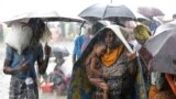 Беженцы рохинджа, которых на границе с Мьянмой задерживают бангладешские пограничники. 31 августа 2017 года 