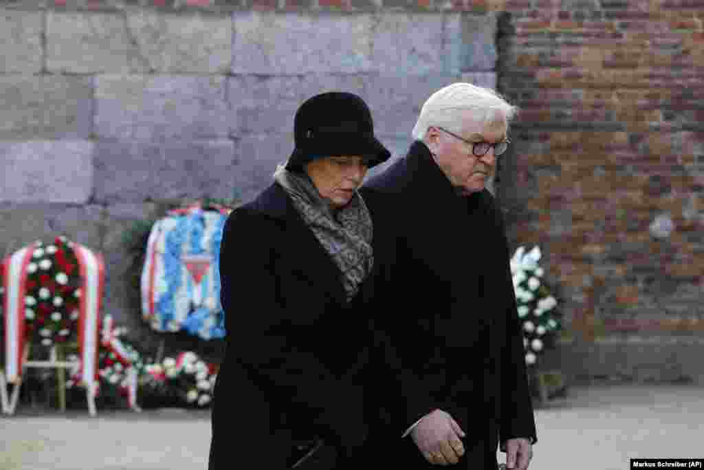 Президент Германии Франк-Вальтер Штайнмайер с женой перед Стеной смерти после возложения венка. 27 января 2020 года