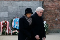 Президент Германии Франк-Вальтер Штайнмайер с супругой на мемориальной церемонии в Освенциме