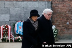 Президент Германии Франк-Вальтер Штайнмайер с супругой на мемориальной церемонии в Освенциме