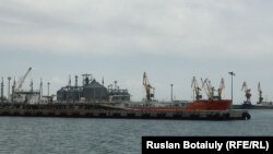 Каспий теңізі қайраңынан мұнай өндіру. Маңғыстау облысы, 24 маусым 2016 жыл.