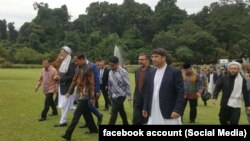 د انډونیزیا ولسمشر جوکو ویدودو افغانستان ته د خپل سفر پر مهال د افغان سولې شورا له استازیو سره. ۱۱/۲۲/۲۰۱۷