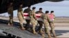 در این تصویر از دسامبر ۲۰۱۹ پیکر یکی از سربازان آمریکایی کشته شده در افغانستان به ایالات متحده بازگردانده می‌شود