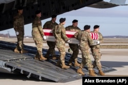 Перевозка останков сержанта армии США, погибшего в Афганистане, на базе ВВС Дувр, Делавэр. 25 декабря 2019 года