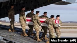 25 decembrie 2019: corpul neînsuflețit al unui militar american ucis în Afganistan este repatriat la baza aeriană Dover din Statele Unite. 
