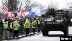 Колонна американской боевой техники следует через территорию Чехии, март 2015 года