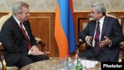 Armenia - President Serzh Sarkisian (R) meets U.S. Senator Dick Durbin in Yerevan, 1Jun2012.