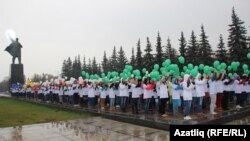 Уфада төп бәйрәм тантанасы Ленин мәйданында оештырылды. Анда концертлар, ярминкәләр, яшьләрнең флеш-мобы үтте.