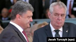 Президент України Петро Порошенко (л) і президент Чехії Мілош Земан