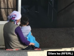 Назира со своим пятилетним сыном просит милостыню. Шымкент, 9 октября 2019 года.