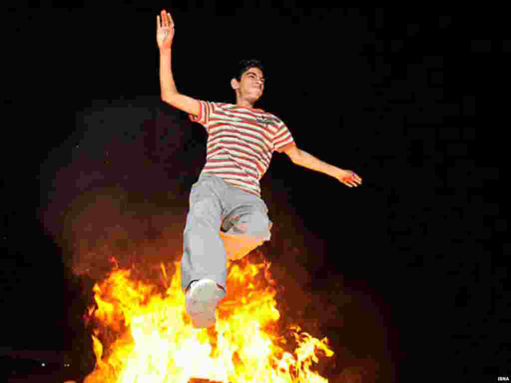 Un tînăr sare peste un foc în timpul Festivalului Chaharshanbe Suri de la Teheran, în ajun de Norouz, Anul Nou persan - Photo ISNA