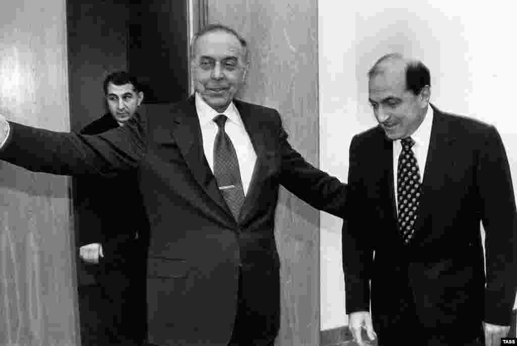 Berezovsky (right) with&nbsp;Azerbaijani President Heydar Aliyev on March 5, 1999.