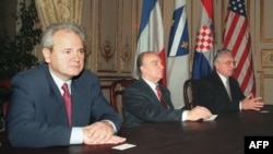 Тогашните претседатели на Србија, Слободан Милошевиќ, на БиХ, Алија Изетбеговиќ и хрватскиот претседател Фрањо Туѓман пред потпишувањето на Дејтонскиот мировен договор, 14 декември 1995 година.