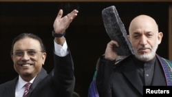 Pakistani President Asif Ali Zardari (left) and his Afgan counterpart Hamid Karzai in Istanbul ahead of a regional conference on security and cooperation. 