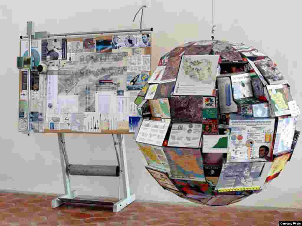 «کره زمین در محاصره رسانه‌ها» در کنار «اطلاعات رسانه‌ها بر روی یک میز نقشه کشی»