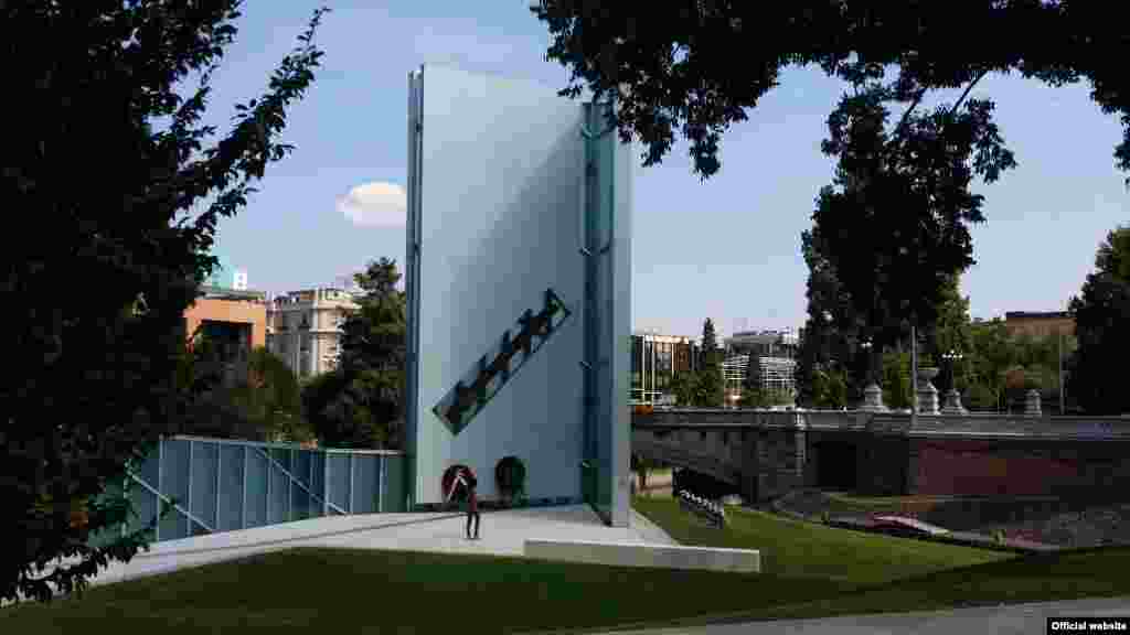 This memorial, named Memoria e Luce (Memory and Light), was a gift from the United States to the Italian city of Padua. The shape suggests an open book. The structure was designed by architect Daniel Libeskind, one of the planners of the redeveloped site of the World Trade Center in New York.&nbsp; &nbsp;