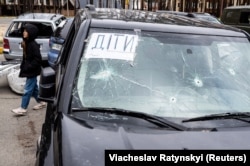 Обстрелянный автомобиль с надписью «Дети» во время масштабного вторжения России в Украину. Город Ирпень в Киевской области, 19 апреля 2022 года