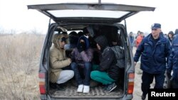 آرشیف، شماری از پناهجویان غیر قانونی در یکی از مرزهای صربیا