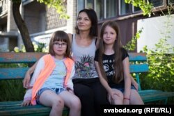 Іна Быкава з дочкамі ў двары свайго дома