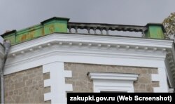 Відсутні балясини на покрівлі Палацу Кузнецова