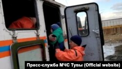 In Tuva, rescuers evacuate people in the flood zone.