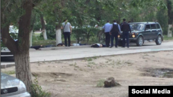 Співробітники поліції біля жертв нападів у Актобе, Казахстан, 5 червня 2016 року