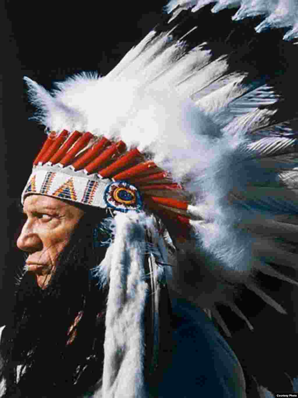 © David Douglas Duncan, Picasso as an American Indian chief. La Californie, 1960
